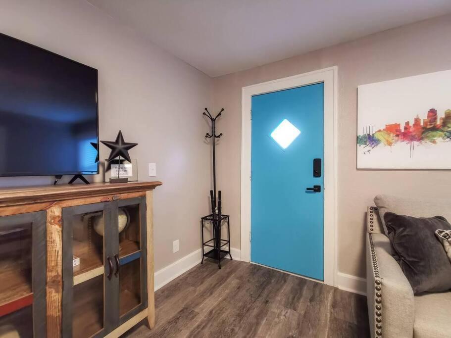 W-1E Awesome Westport Location Remodeled King Bed Villa Kansas City Exterior foto