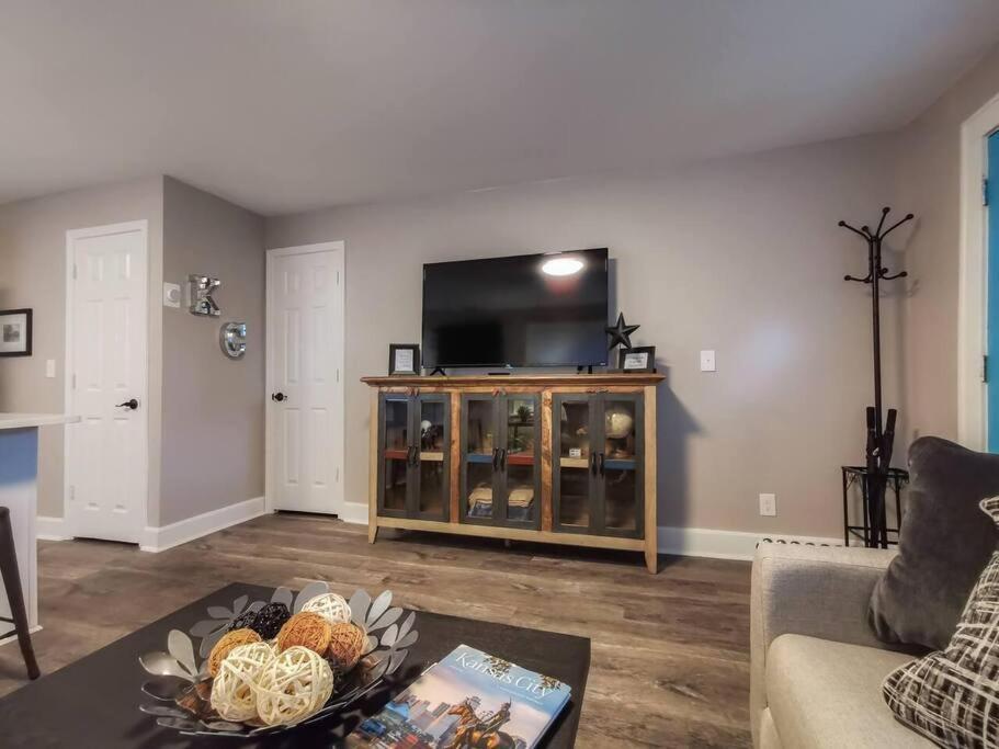 W-1E Awesome Westport Location Remodeled King Bed Villa Kansas City Exterior foto