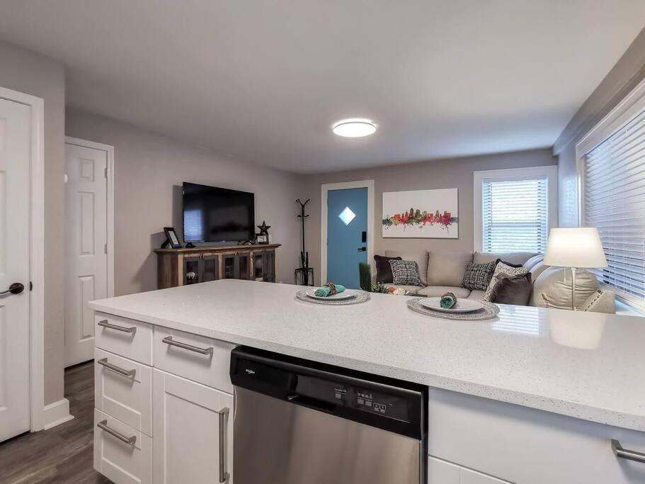 W-1E Awesome Westport Location Remodeled King Bed Villa Kansas City Exterior foto