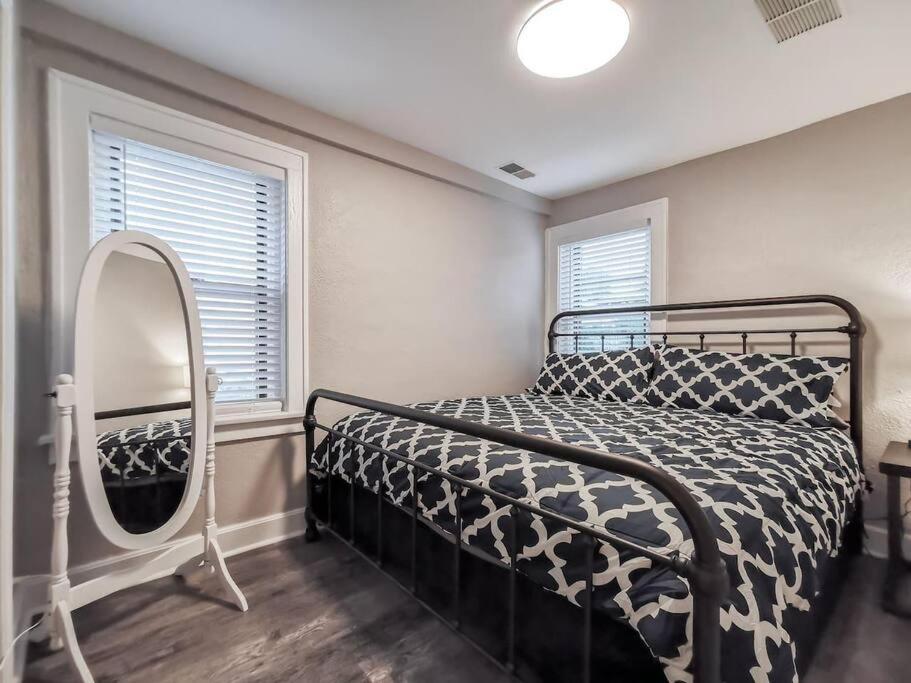 W-1E Awesome Westport Location Remodeled King Bed Villa Kansas City Exterior foto