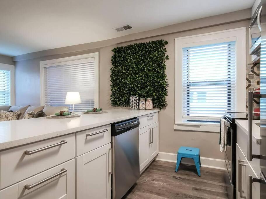 W-1E Awesome Westport Location Remodeled King Bed Villa Kansas City Exterior foto