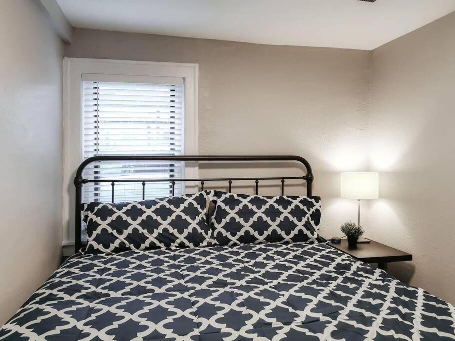 W-1E Awesome Westport Location Remodeled King Bed Villa Kansas City Exterior foto